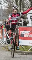  ?? Foto: Rebecca Sadowsky ?? Tim Wollenberg fährt beim Cyclocross in Herford als Erster über die Ziellinie und holt sich den Pokal für den Gesamtsieg.