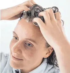  ?? FOTO: DPA ?? Spülungen werden nach dem Shampoo ins nasse Haar gegeben und einmassier­t.