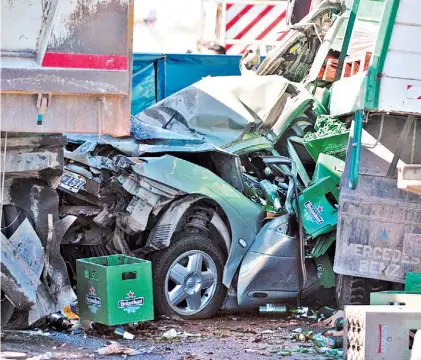  ?? G. ORTIZ ?? Destruido. Así quedó el Renault Megane en el que viajaban las dos víctimas fatales del accidente.