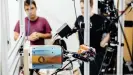  ??  ?? Una mano robótica que gira un cubo en el laboratori­o de investigac­ión de la empresa OpenAI en San Francisco.