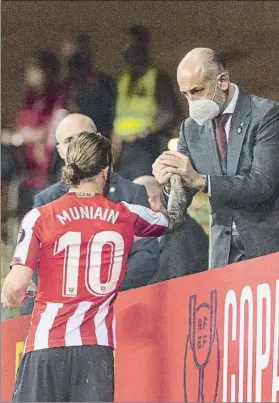  ?? FOTO: PERE PUNTÍ ?? Muniain saluda a Aitor Elizegi tras recoger el trofeo de subcampeón