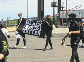  ?? Christian Abraham / Hearst Connecticu­t Media ?? Protesters turn around after trying to cross over into the East Side during a large demonstrat­ion in Bridgeport on Saturday.