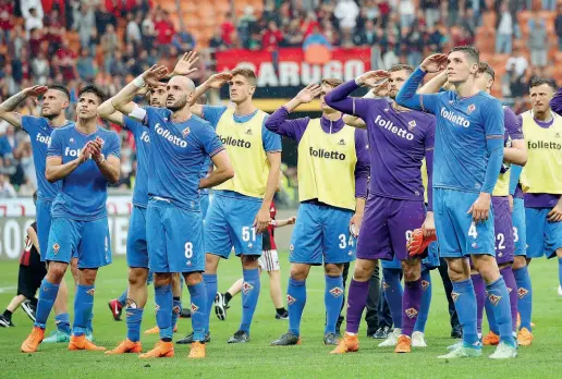  ??  ?? I giocatori della Fiorentina omaggiano capitan Astori dopo la partita di San Siro contro il Milan. Per loro ora è tempo di vacanze