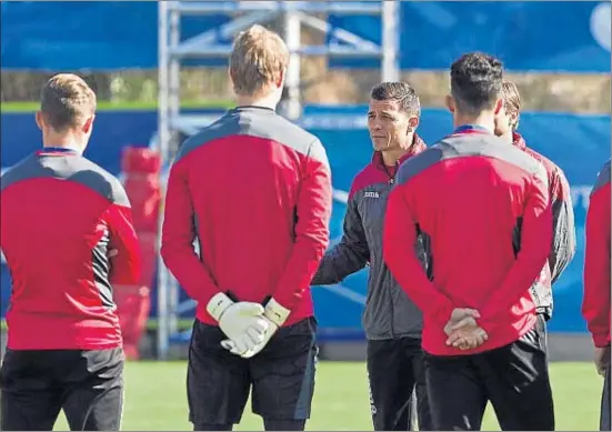  ?? XAVIER GÓMEZ ?? Constantin Galca dirigiéndo­se a sus hombres al inicio de la sesión de ayer, en la ciudad deportiva Dani Jarque