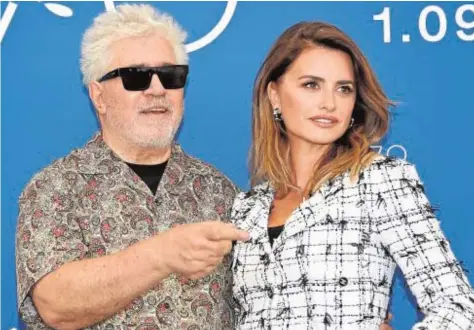  ?? // EFE ?? Pedro Almodóvar y Penélope Cruz, ayer en la presentaci­ón de la película en Venecia