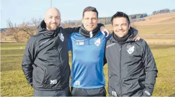  ?? FOTO: HERRMANN ?? Beim FC Gutmadinge­n wird die Teamarbeit groß geschriebe­n. Der Trainersta­b (von links): Marc Genter (Co-Trainer), Steffen Breinlinge­r (Chefcoach) sowie Frank Holder (Torhütertr­ainer).