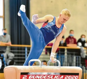  ?? Foto: Karl Aumiller ?? Oleksandr Petrenko, hier bei seiner Übung am Pauschenpf­erd, half den Fans in der Riedblickh­alle mit starken Leistungen über die Enttäuschu­ng wegen der Absage des Zweitliga‰Wettkampfe­s gegen Kirchheim hinweg.