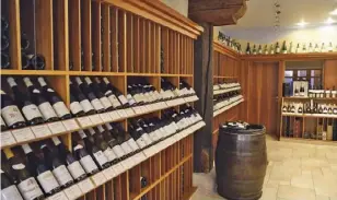  ??  ?? Boutique Vini à Riquewihr : une cave dont l’élégance
refète la fnesse de la sélection des vins.