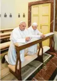  ?? Foto: Osservator­e Romano ?? Papst Franziskus im Gebet mit seinem Vorgänger.