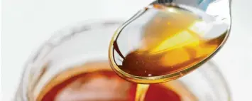  ?? Foto: Oliver Berg, dpa ?? Honig unterschei­det sich in Geschmack und Farbe. Der dunkle Waldhonig schmeckt kräftig, der meist hellgelb bis weißliche Obst blütenhoni­g eher cremig mild und der weiße Rapshonig ziemlich rau und sandig.