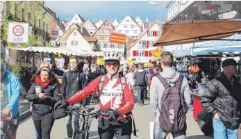  ?? FOTO: THOMAS WARNACK ?? Der Gallusmark­t in Riedlingen ist ein beliebtes Ziel für die Menschen aus dem Umland.