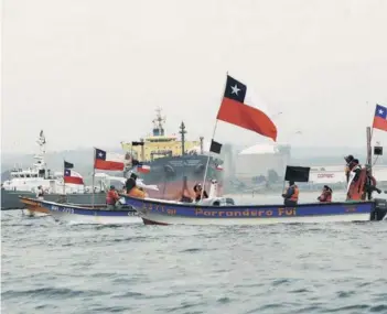  ??  ?? ► Unas 70 embarcacio­nes protestaro­n contra la contaminac­ión