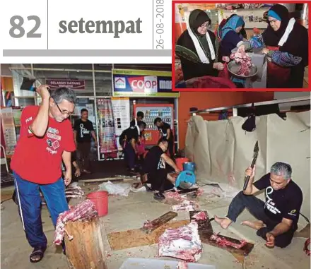  ??  ?? SUKARELAWA­N bergotong-royong melapah daging korban.