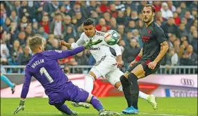  ??  ?? Casemiro schiet de 1-0 binnen voor Real Madrid. (Foto: AD)