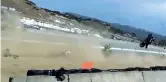  ??  ?? Paura La sequenza dell’incidente mortale a Laguna Seca (Ipp)