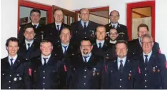  ?? Foto: Feuerwehr ?? Jahresvers­ammlung bei der Holzheimer Feuerwehr (von hinten links): Werner Schweizer, Johann Demharter, Kommandant Bernd Friegel, Kreisbrand­meister Olaf Dehlau, Thomas Gellner, Zweiter Kommandant Claus Hefele, Schriftfüh­rer Michael Rupp, Zweiter...