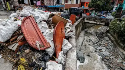  ?? FOTO RÓBINSON SÁENZ ?? Así quedó el barrio La Maruchenga de Bello, luego de que se desbordara la quebrada La Montañita. El gobierno local adelanta el censo de afectados para enviarles ayudas.