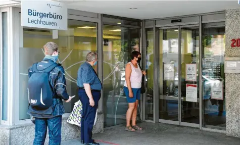  ?? Foto: Silvio Wyszengrad ?? Wie läuft es momentan in den Bürgerbüro­s mit dem Parteienve­rkehr? Bürger klagen über belegte Hotlines und zu wenige Termine. Das Foto zeigt wartende Kunden vor dem Bürgerbüro in Lechhausen in der Neuburger Straße.