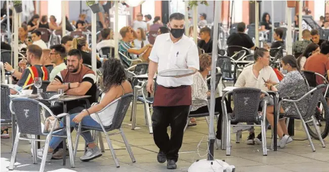  ?? // VALERIO MERINO ?? Las medidas acordadas por la Junta tras el comité de expertos afectan sobre todo a aforos en la hostelería, ocio nocturno y celebracio­nes