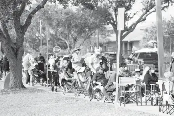  ?? OCTAVIO JONES/THE NEW YORK TIMES ?? Floridians wait in line for COVID-19 vaccinatio­ns last month in Fort Myers. Just weeks into the country’s vaccinatio­n effort, some states have begun broadening access to the shots faster than they had planned.