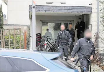  ?? DPA-BILD: BERG ?? Polizisten verlassen in Pulheim/Nordrhein-Westfalen das Wohnhaus eines Italieners: In mehreren Staaten gab es Razzien gegen die Organisier­te Kriminalit­ät.