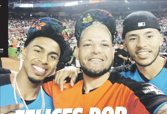  ??  ?? COMPAÑEROS Y AMIGOS
Francisco Lindor (izquierda) subió a las redes sociales una foto acompañado por sus compatriot­as Yadier Molina (centro) y Carlos Correa durante la competenci­a de jonrones en Miami.