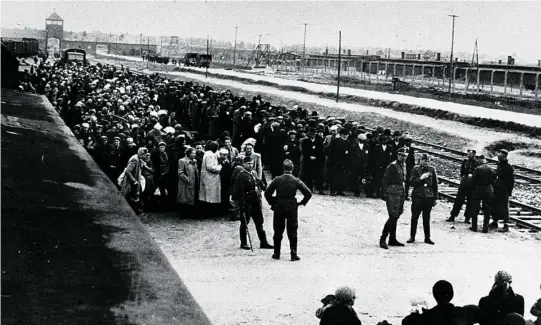  ?? LA RAZÓN ?? Una imagen de la llegada de presos húngaros judíos al campo de concentrac­ión de Auschwitz