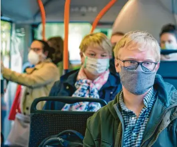  ?? Symbolfoto: Ole Spata, dpa ?? An die Maske im Bus haben sich viele Menschen gewöhnt. Aber was ist mit dem Mindestabs­tand?