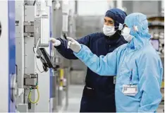  ??  ?? Osram Mitarbeite­r bei der Arbeit im Reinraum der LED Chip Fabrik in Malaysia.