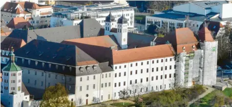  ?? Foto: Ulrich Wagner ?? So imposant ist der Blick auf das Schloss in Günzburg aus der Luft. Der Schlosstur­m (rechter Bildrand) hat nach über 150 Jahren anstatt des Blechdachs wieder ein Man‰ sardwalmda­ch erhalten.