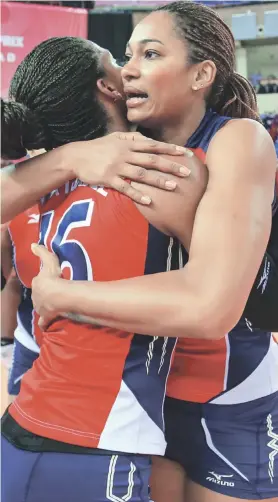  ?? FIVB.ORG ?? La veterana Annerys Vargas Valdez se confunde en un abrazo con Gina Mambrú luego de que “Las Reinas del Caribe” derrotaran a Japón en el Grand Prix del 2017.