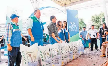  ??  ?? Mejor productivi­dad. El donativo de fertilizan­te tiene como objetivo contribuir a la mejora de la producción de pequeños agricultor­es del municipio de Santa Tecla. También dispusiero­n de desgranado­ras.