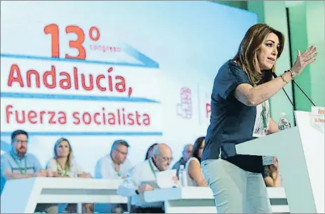  ?? JULIO MUÑOZ / EFE ?? La barricada andaluza. Susana Díaz convierte el PSOE andaluz en el foco de resistenci­a a la línea Sánchez