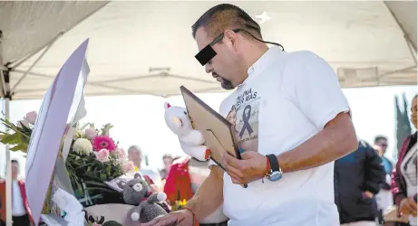  ??  ?? Con una camiseta con el mensaje “Ni una más”, Juan acudió al funeral de Marbella, se acercó al féretro y hasta le lloró; “fue una burla”, dicen sus familiares.