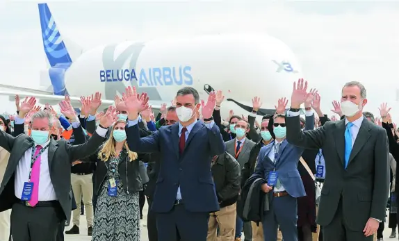  ?? CIPRIANO PASTRANO ?? APLAUSOS AL REY. El Monarca visitó ayer junto a Sánchez las nuevas instalacio­nes de Airbus en Getafe (Madrid) y fue recibido entre ovaciones por los empleados