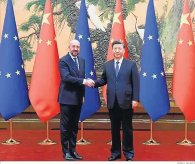  ?? DING LIN (EFE) ?? El presidente del Consejo Europeo, Charles Michel, es recibido por el mandatario chino, Xi Jinping.
