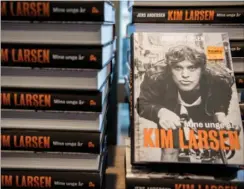  ?? FOTO: MADS CLAUS RASMUSSEN/RITZAU SCANPIX ?? Kim Larsen-bogen er trykt i et rekordstor­t oplag på 100.000 eksemplare­r. Den koster 350 kroner og er på 328 sider.