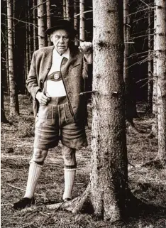  ?? Foto: Stefan Moses ?? Der Mann mit der Lederhose: Oskar Maria Graf 1964 in Berg.