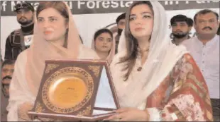 ??  ?? FAISALABAD
Minister of State for Climate Change Zartaj Gul receiving a shield from DG PHA Asma Ijaz Cheema during inaugurati­on ceremony of Miyawaki Forestatio­n at Bagh-e-Jinnah. -APP