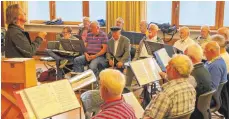  ?? FOTO: HELMUT VOITH ?? Der Seemanns-Chor Friedrichs­hafen probt für sein Jubiläumsk­onzert. Chorleiter Eberhard Graf weiß seine Männer zu packen.