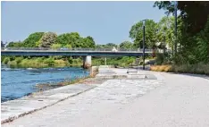  ?? Fotos: Thomas Hilgendorf ?? Die Pflasterst­eine an der neuen Donauprome­nade im Bereich der Donaubrück­e müssen hochwasser­sicher verfugt werden.