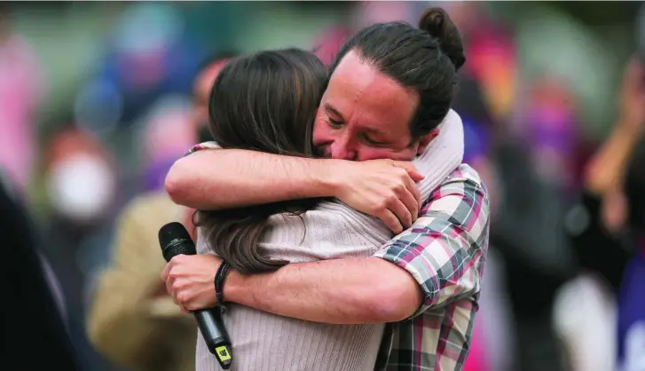  ?? EFE ?? El líder de Podemos, Pablo Iglesias, abraza a Irene Montero ayer en un acto electoral en el Parque Olof Palme de Usera