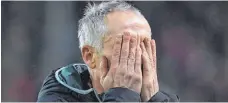  ?? FOTO: DPA ?? Freiburgs Coach Christian Streich konnte nicht mehr hinsehen.