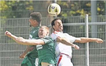  ?? FOTO: HOMÜ ?? Jens Langeneke (re.), eigentlich Co-Trainer der U23, kehrte gegen Wattensche­id kurzzeitig auf den Platz zurück.