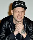  ??  ?? Clementino
Mi chiamava disgraziat­o mascalzone Non sarà un live ma un atto d’amore