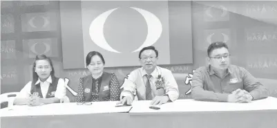  ??  ?? DR Teo yang ditemani Naib Ketua Wanita PKR Pusat Voon Shiak Ni dan yang lain pada sidang media di Pusat Khidmat PKR Miri.