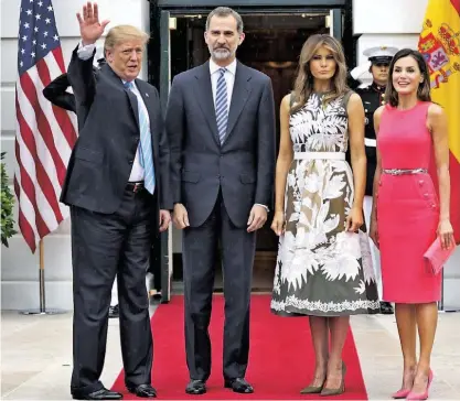  ??  ?? Rei Felipe VI e rainha Letizia foram ontem recebidos por Donald Trump e Melania em Washington