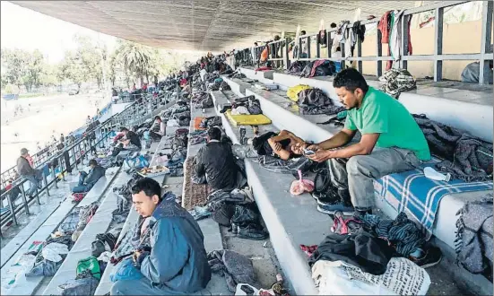  ?? ALFREDO ESTRELLA / AFP ?? El estadio Jesús Martínez Palillo es el centro habilitado en México DF para acoger a los millares de personas de la caravana de migrantes