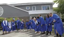  ?? MELISSA BURNS via AP ?? Islesboro Central School seniors in Maine prepare to toss their mortarboar­ds to celebrate their graduation in June.