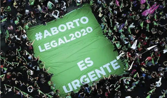  ?? FOTO: VICTOR R. CAIVANO/TT-AP ?? ■ I Buenos Aires i Argentina demonstrer­ade tusentals för aborträtte­n i november 2018.